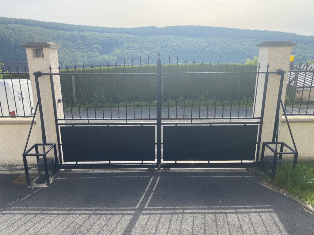 Portail double vantaux fermé Deville ardennes